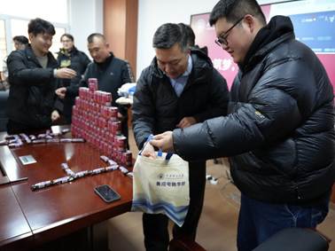 一群人在桌子边 AI 生成的内容可能不正确。