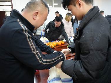 小孩们在吃东西 AI 生成的内容可能不正确。