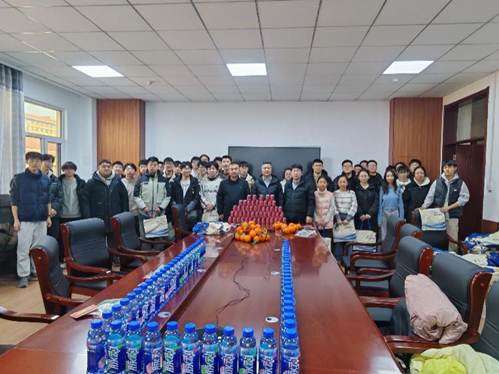 会议室里的人们 AI 生成的内容可能不正确。